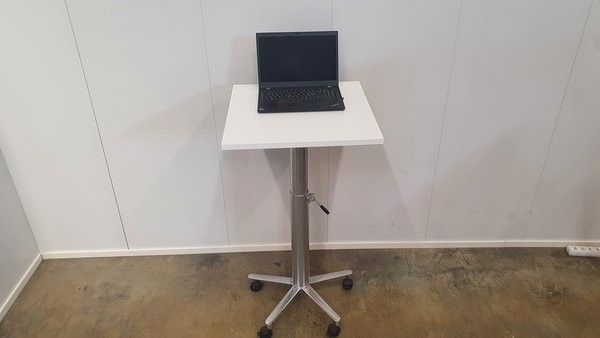 Työpöydät | Käytetyt toimistokalusteet | Isku kaasujousipöytä, valkoinen  kansi 60x60cm | DUO Interior Oy