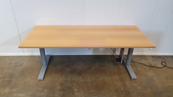 Työpöydät | Käytetyt toimistokalusteet | Martela Pinta E Sähköpöytä 80 x  200cm, Harmaa / pyökki | DUO Interior Oy
